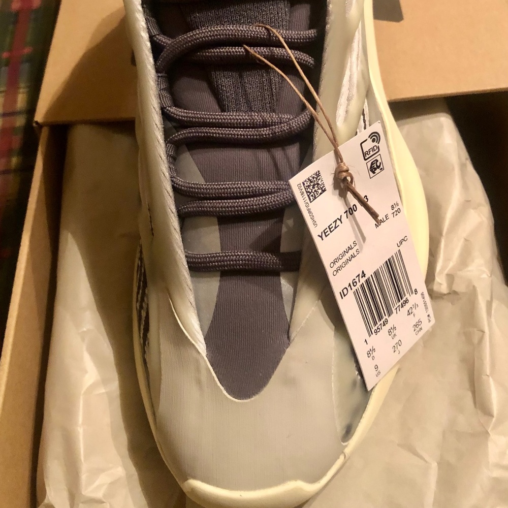 Adidas Yeezy 700